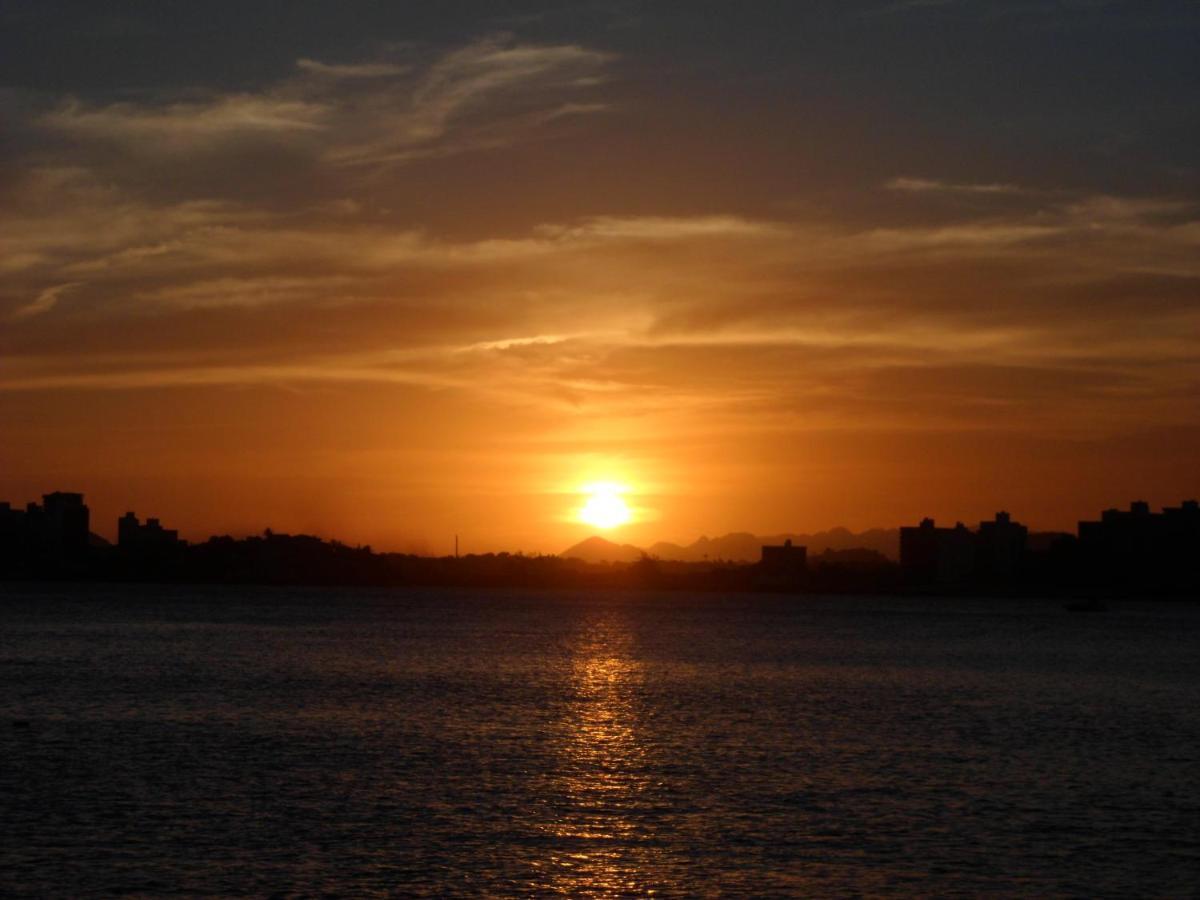 Beachfront Luxury Apartment: Do Morro Entertainment Haven Guarapari